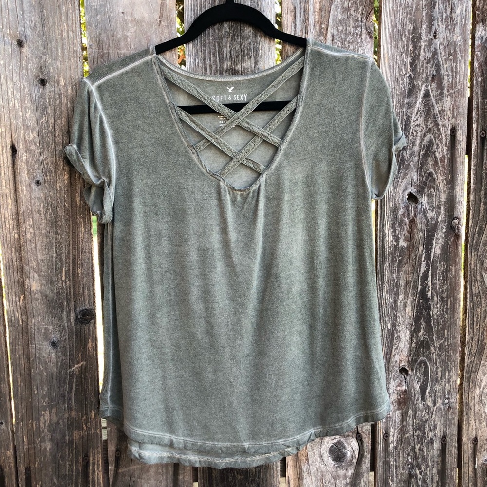 🌻 soft & sexy green criss cross T-shirt